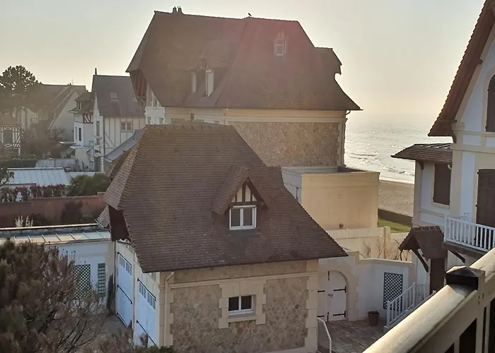Le Yacht Club1