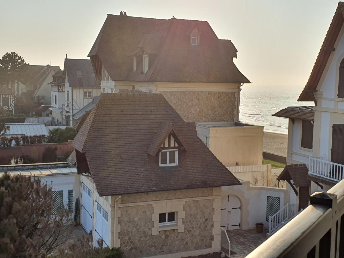 Le Yacht Club1 *